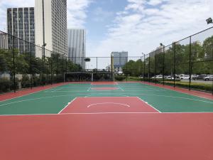 塑膠跑道進(jìn)行基層表面處理時要注意哪些問題？